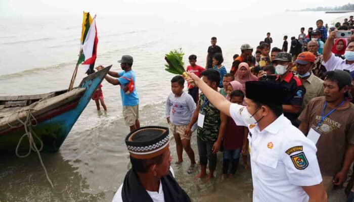 Lestarikan Budaya, Wabup Sergai Hadiri Acara Adat Jamu Laut 