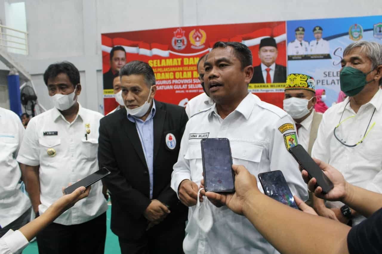 Bupati Sergai saat wawancara. Rabu (16/3/2022). (Foto/Humas).
