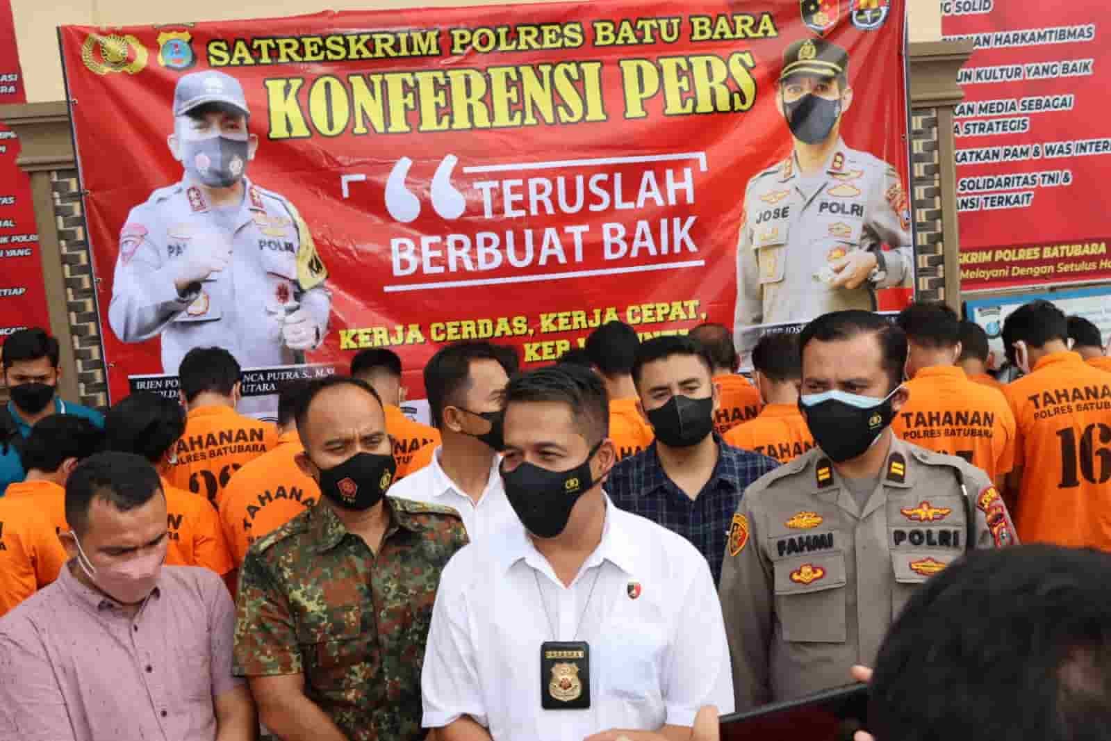 Kasat Reskrim Polres Batu Bara, AKP Fery Kusnadi, didampingi Kasubag Humas dan para Kanit, memberikan keterangan saat Konferensi Pers di Mako Polres Batu Bara. Kamis (17/3/2022). (Foto/Sholeh Pelka).
