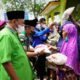 Plt Bupati Langkat saat memberikan bantuan ke Lansia dan Anak Yatim. Kamis (17/3/2022). (Foto/Humas).