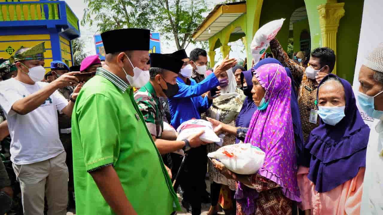 Plt Bupati Langkat saat memberikan bantuan ke Lansia dan Anak Yatim. Kamis (17/3/2022). (Foto/Humas).