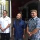 Ketua DPD Demokrat Sumut (kemeja putih) dan Tokoh Pemuda Sumut Rudi Hartawan Tampubolon (tengah) serta mantan Wali Kota Medan Akhyar Nasution. Jum'at (18/3/2024). (Foto/Humas).