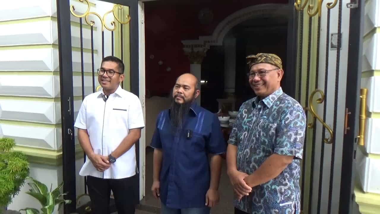 Ketua DPD Demokrat Sumut (kemeja putih) dan Tokoh Pemuda Sumut Rudi Hartawan Tampubolon (tengah) serta mantan Wali Kota Medan Akhyar Nasution. Jum'at (18/3/2024). (Foto/Humas).