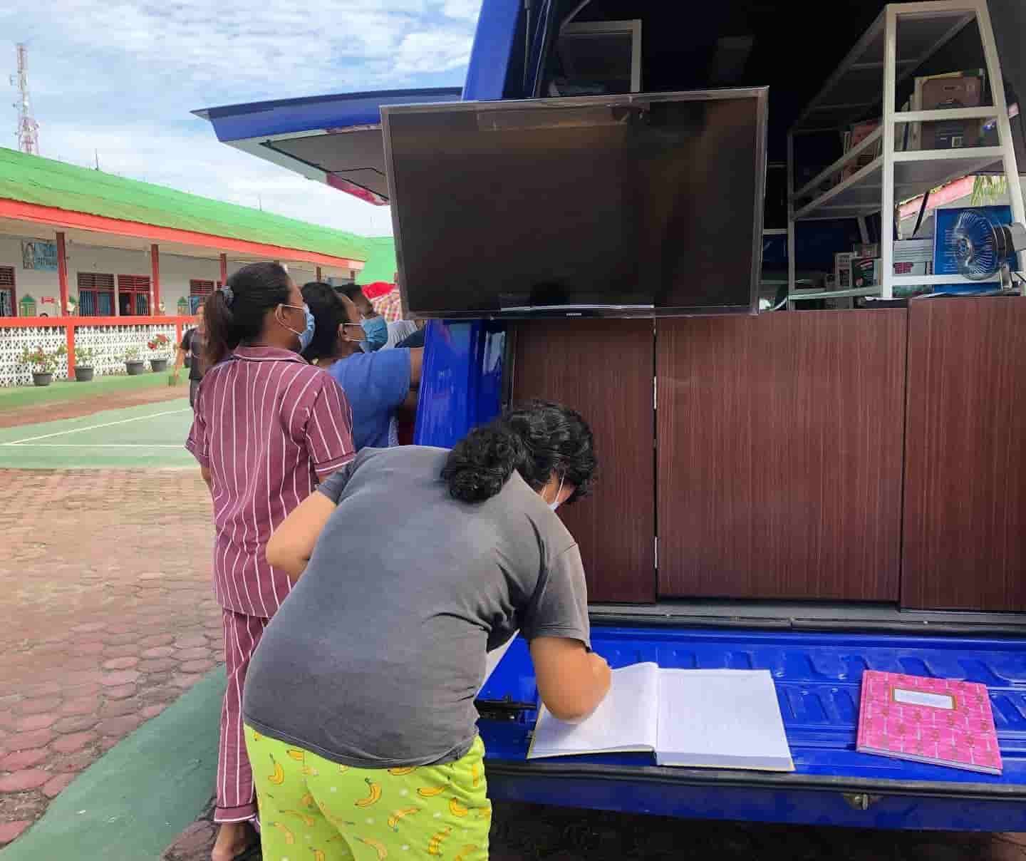 Warga Binaan Perempuan saat manfaatkan sarana baca. Sabtu (19/03/2022). (Foto/Humas).