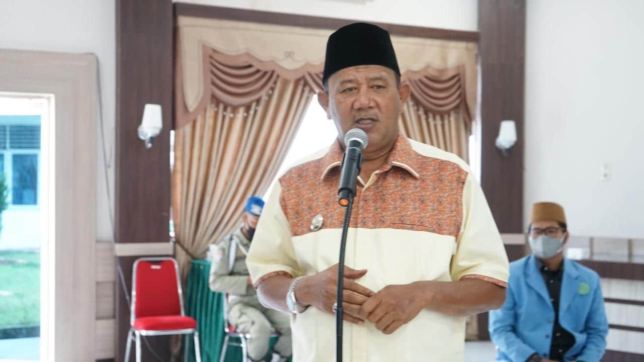 Plt Bupati Langkat saat pidato pelepasan anak langkat mewakili Sumut. Jum'at (18/3/2022). (Foto/Humas).