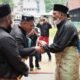 Syah Afandin disambut kedatukan OK Zulkarnain saat menghadiri pelatikan kedatukan. Sabtu (19/3/2022). (Foto/Humas).