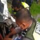 Petugas Satlantas Polres Batu Bara, saat berusaha mengeluarkan korban tewas yang terjepit di TKP. Rabu (23/03/2022). (Foto/Humas).