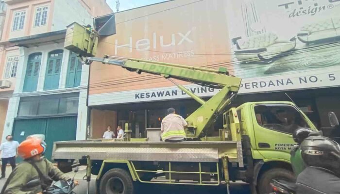 BPPRD Kota Medan Tertibkan Reklame Membandel