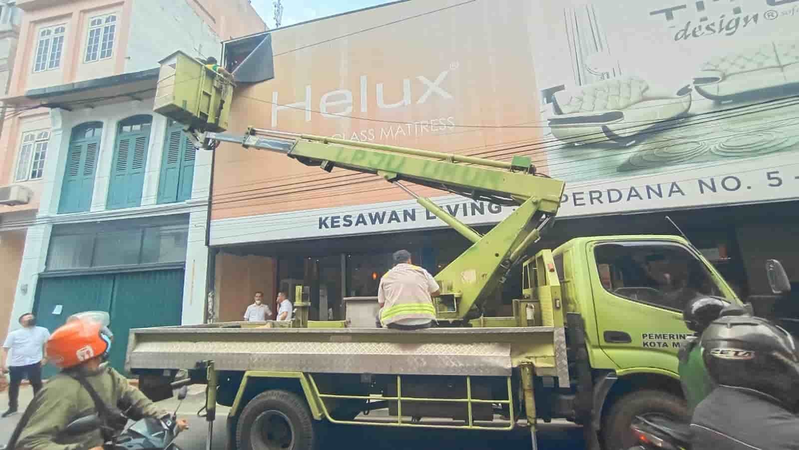 BPPRD Kota Medan saat tertibkan reklame. Rabu (23/3/2022). (Foto/Humas).