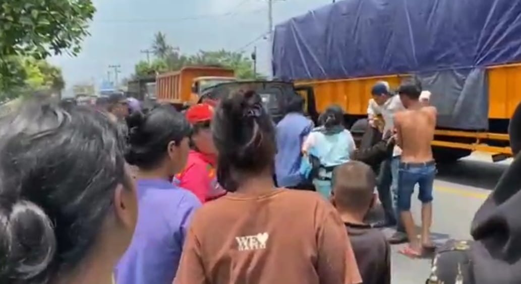 Korban N boru Sinaga saat dievakuasi warga menuju klinik terdekat.. Rabu (23/03/2022). (Foto/Sholeh Pelka).
