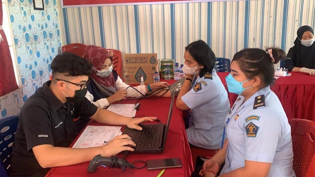Pegawai Rutan Perempuan saat pemeriksaan sebelum donor darah. Kamis (24/03/2022). (Foto/Humas).