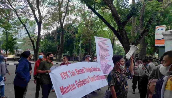 Massa Demo Dewan Sumut, DPRDSu Tolak Beri Rekomendasi KPK Tangkap Mantan Dewan Penerima Suap Gatot Pujonugroho