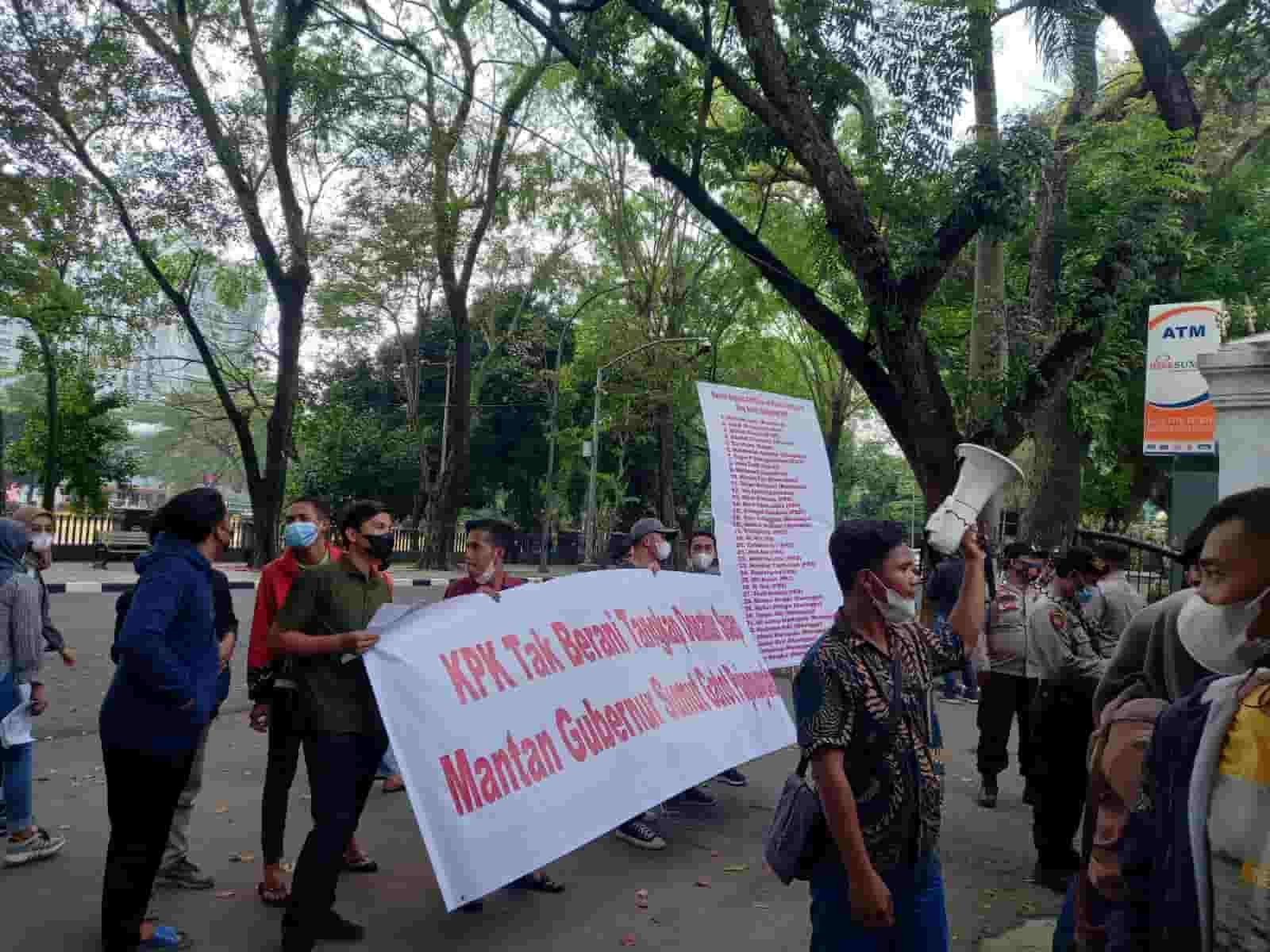 Massa Permak saat aksi di depan Kantor DPRD Sumut. Rabu (23/03/ 2022). (Foto/Istimewa).