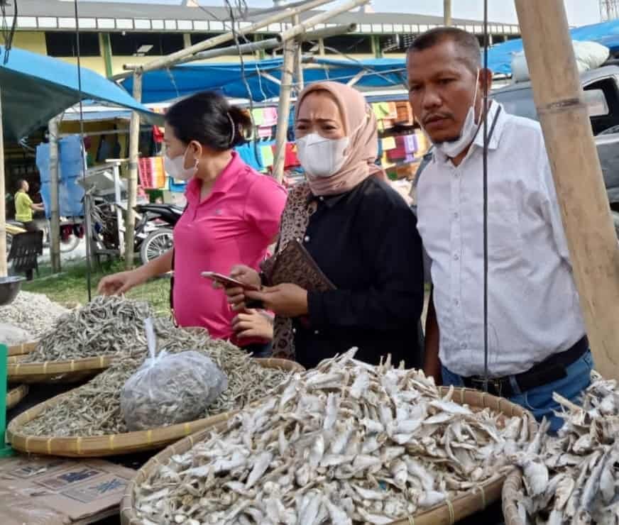 Kadis Kominfo saat berbelanja dipasar rakyat sei rampah. Minggu, (20/3/2022). (Foto/Humas).