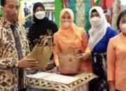 Presiden Jokowi Sambangi Stand Dekranasda Sergai Pada Pameran Produk Kerajinan Unggulan di Inacraft 2022