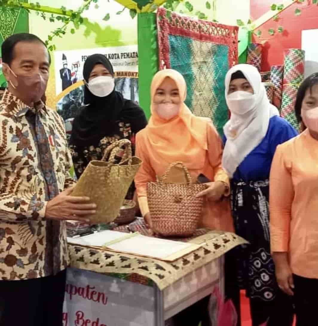 Presiden Jokowi saat sambangi Stamd Dekranasda Sergai. Rabu (23/3/2022). (Foto/Humas).