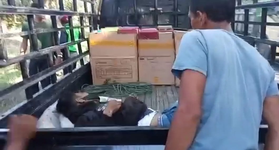 Korban saat dibawa dengan mobil pick up menuju Puskesmas Lima Puluh. Selasa (29/03/2022). (Foto/Eka Suhendra).