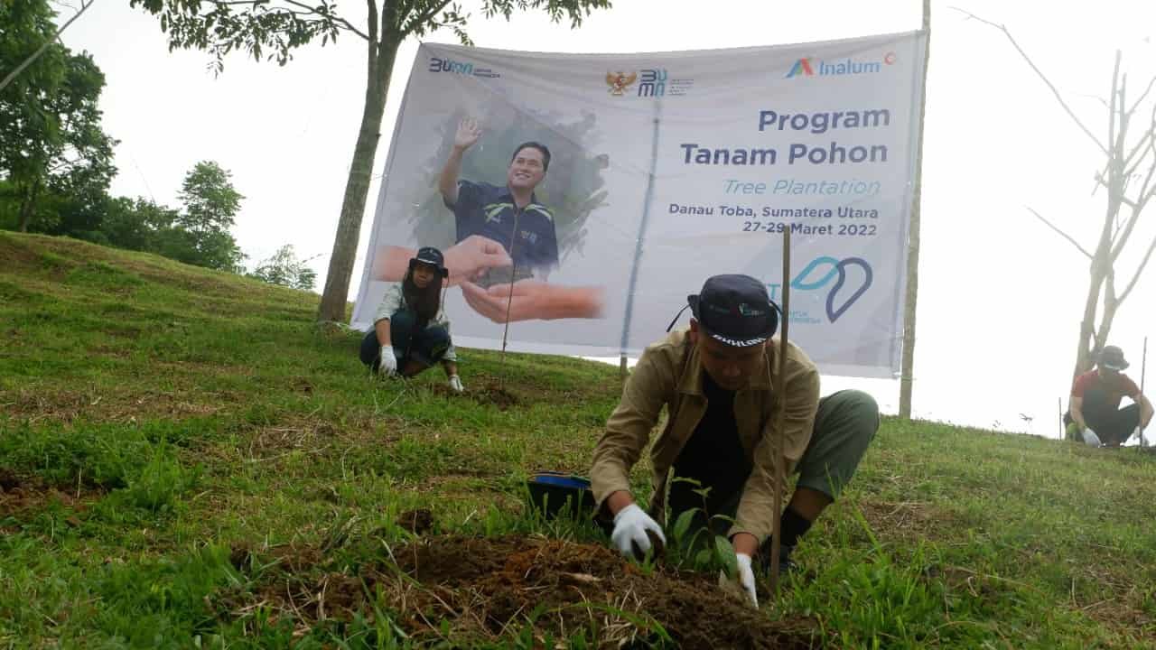 Karyawan INALUM bersama relawan saat penanaman pohon. (29/3/2022). (Foto/Humas).