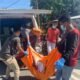 Kepolisian Nisel bersama masyarakat melakukan evakuasi mayat. Selasa (29/3/2022). (Foto/Humas).
