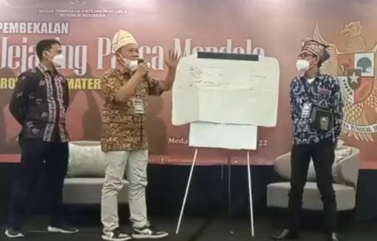 Ketua JPM Batu Bara Bertuah, saat memaparkan RTL dalam kegiatan pembekalan Jejaring Panca Mandala Tingkat Sumut di Medan. Kamis (31/03/2022). (Foto/Humas).