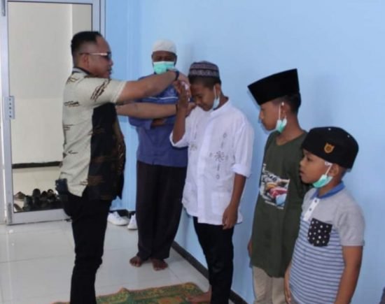 Direktur RSUD Batu Bara, dr. Guruh Wahyu Nugraha, saat menyantuni anak yatim. Kamis (31/03/2022). (Foto/Humas).