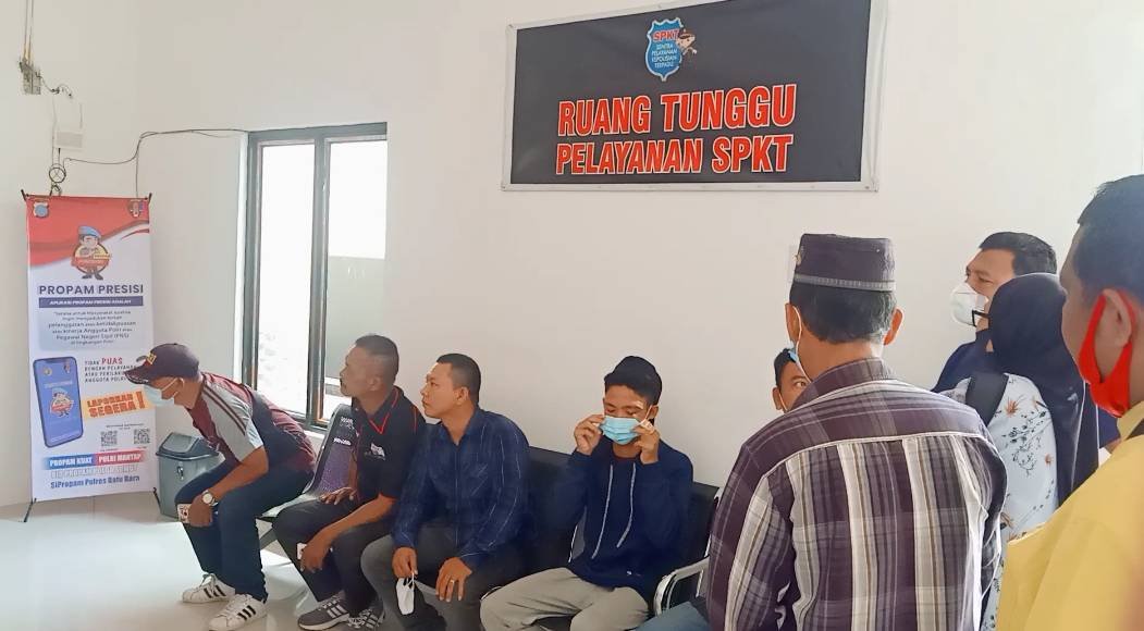 korban MH Maulana bersama kuasa hukumnya saat berada di SPKT Polres Batu Bara. (Foto: Sholeh Pelka).