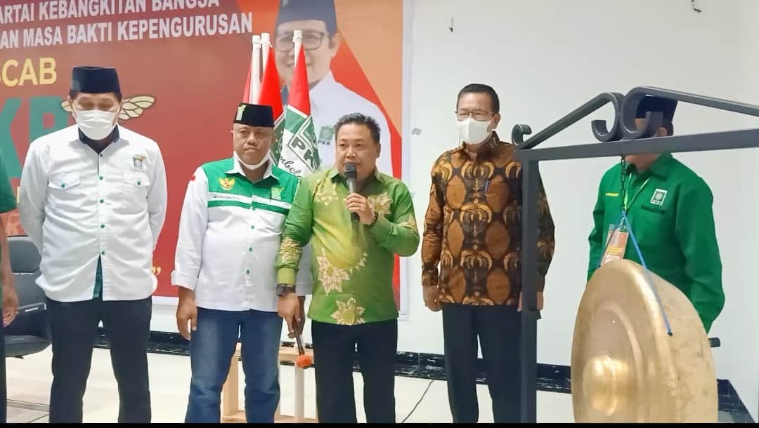 Syahrianto SH, didampingi Sekretaris DPW PKB Sumut, Loso Mena dan HT Manurung, Mustafa Kamal, Kakan Kesbang memukul gong pertanda dimulai Muscab PKB Batu Bara.(Foto: Sholeh Pelka).