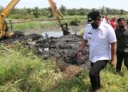 Bobby Nasution Tinjau Langsung Normalisasi Parit AMD di Medan Marelan