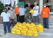 Golkar Berbagi Tali Asih Kepada Petugas Kebersihan dan Tukang Parkir Masjid Agung
