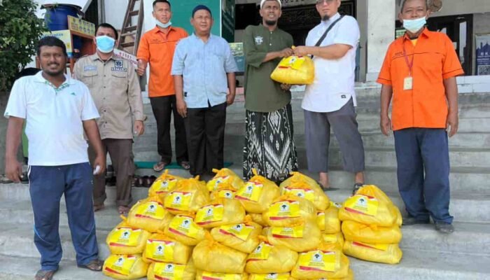 Golkar Berbagi Tali Asih Kepada Petugas Kebersihan dan Tukang Parkir Masjid Agung
