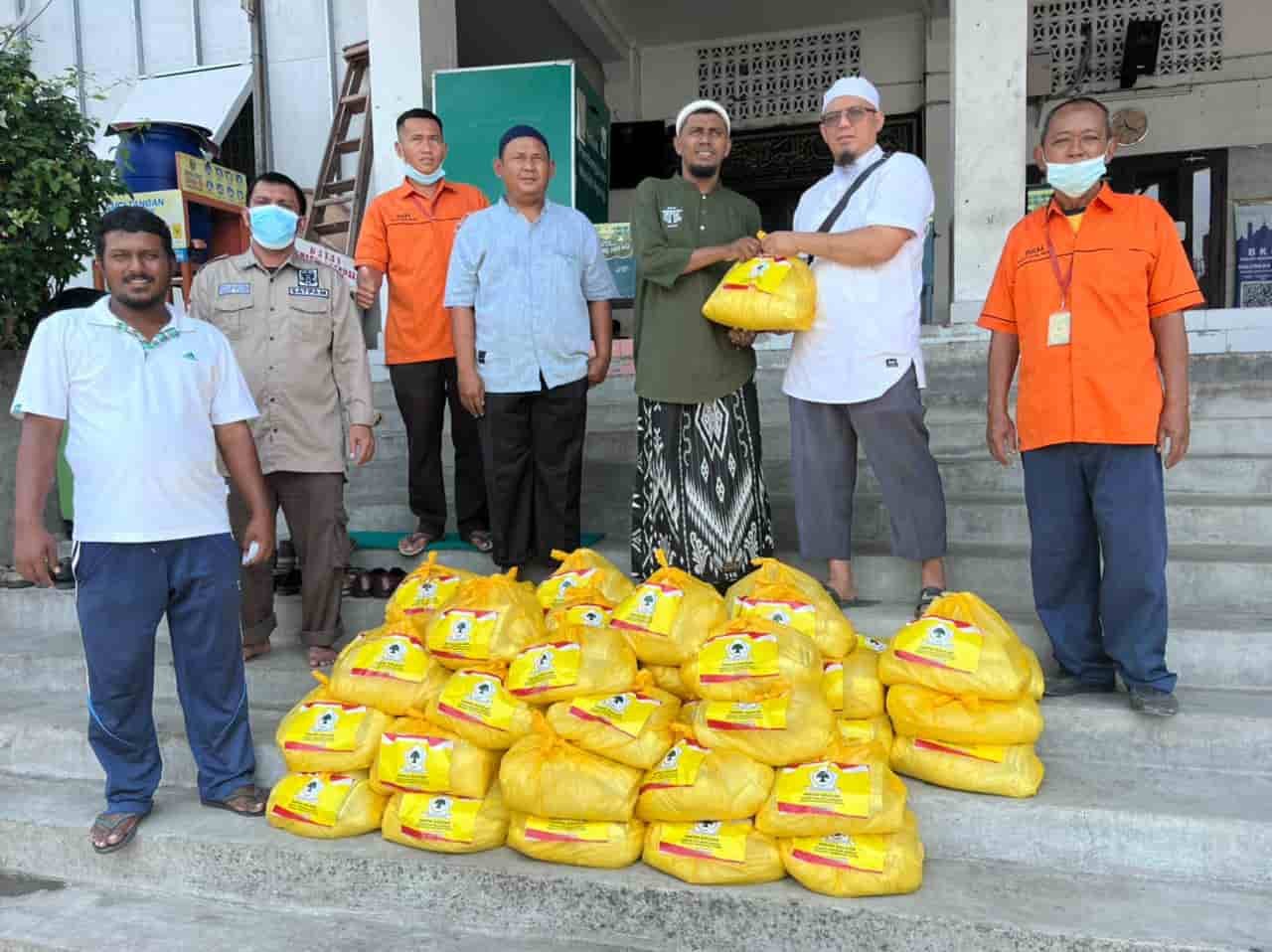DPD Partai Golkar Sumut saat berbagi. (Foto: Tim).