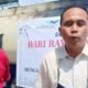 Humas PT MNA, Agus Sunyoto dan Distributor Afdhol saat memberikan keterangan kepada wartawan di lokasi pasar murah, di Desa Kuala Tanjung