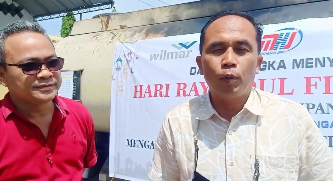 Humas PT MNA, Agus Sunyoto dan Distributor Afdhol saat memberikan keterangan kepada wartawan di lokasi pasar murah, di Desa Kuala Tanjung