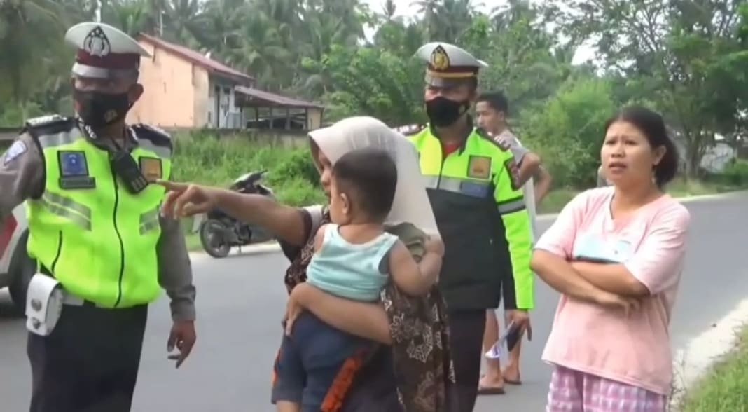Kasat Lantas Polres Kota Tanjung Balai bersama personilnya saat melakukan olah TKP. (foto: tim)