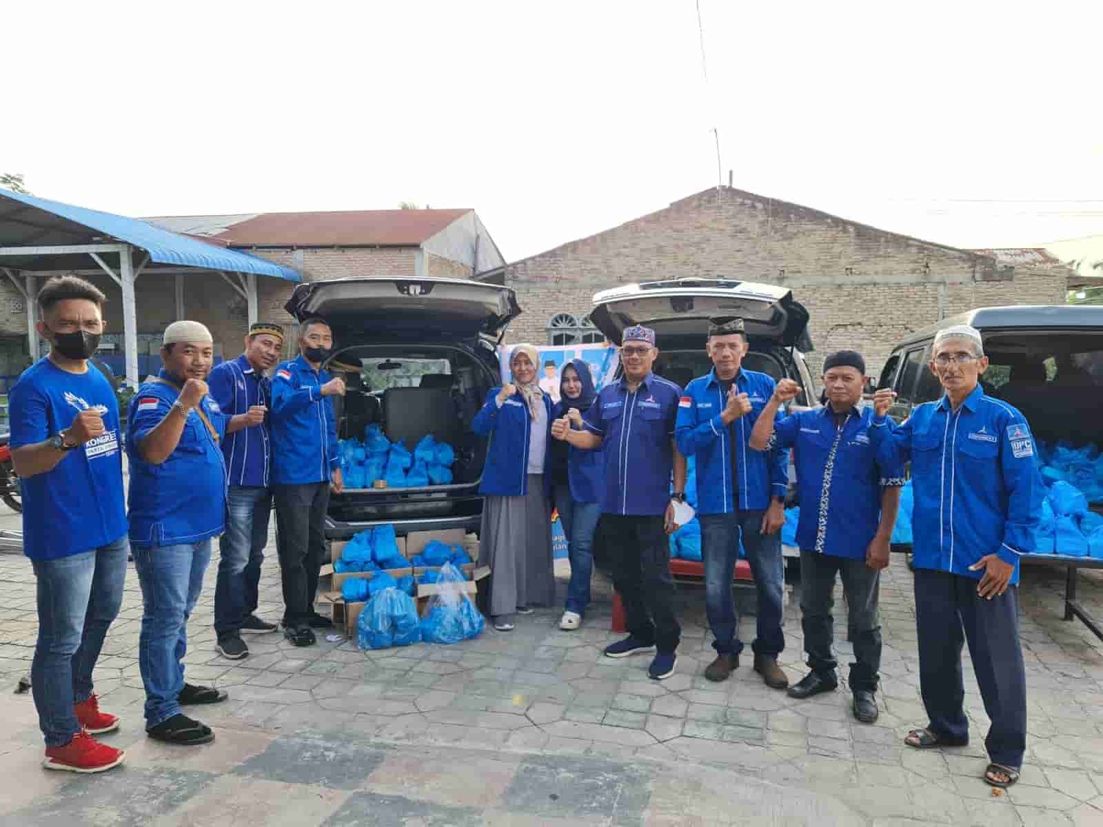 Ketua DPC Partai Demokrat, Wan Helmi bersama dengan pengurus dan Anggota DPRD Batu Bara Sri Wahyuni saat berbagi takjil di Kuala Tanjung. (foto: Arif).