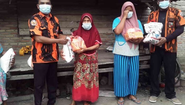 Ketua MPC PP Labuhanbatu Serahkan Ratusan Paket Sembako ke Kaum Dhuafa