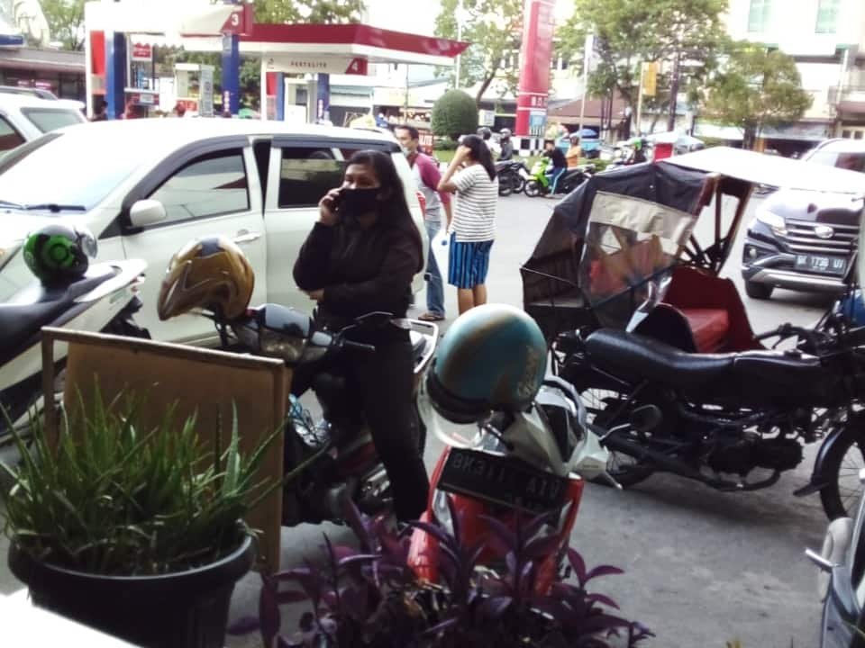Kondisi SPBU dengan pengendara mengantri. (Foto: Yeni Sitorus).