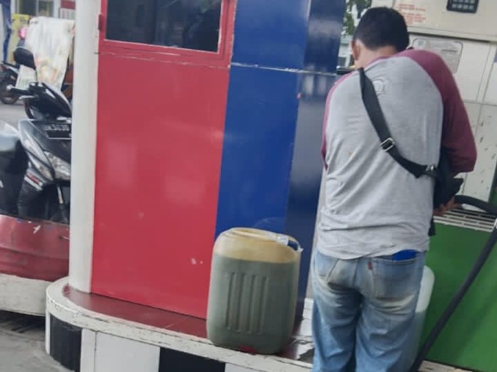 Pengecer membeli Pertalite dengan menggunakan jerigen. (Foto Yeni Sitorus).