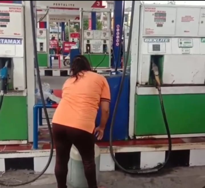 Pengecer membeli Pertalite dengan menggunakan jerigen. (Foto Yeni Sitorus).