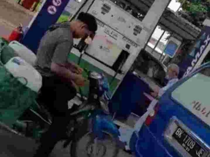 Pengecer membeli Pertalite dengan menggunakan jerigen. (Foto: Yeni Sitorus).