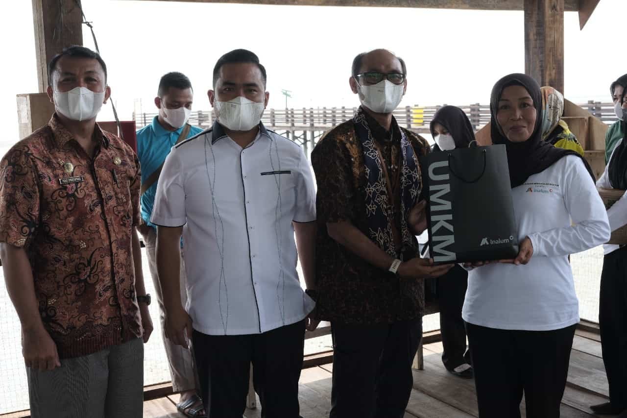 Presiden CSR PT Inalum, Ali Hasian bersama Kadis UMKM, Arif Hanafiah, Safri Moesa, saat berada di lokasi pelatihan batik mangrove. (Foto: Tim).