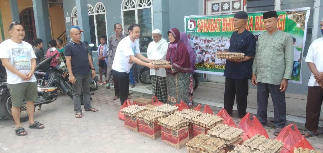 Sahabat Bhineka Berbagi Sembako ke Warga Sidorejo I. (Foto: Tim).