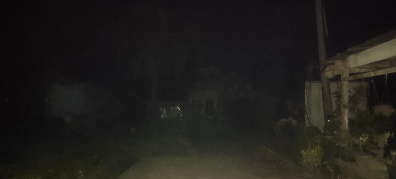 Suasana Rumah warga saat PLN Mati. (Foto: Eka Suhendra).
