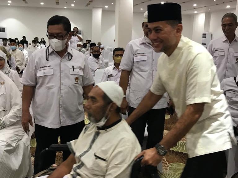 Wakil Gubernur Sumatera Utara H. Musa Rajekshah saat mendorong kursi roda. (Foto Tim)