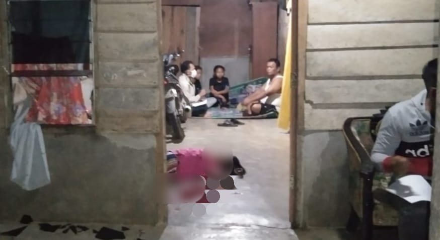 Korban Boru Nababan tergeletak bersimbah darah diruang tamu. Kamis (31/03/2022). (Foto/Humas).