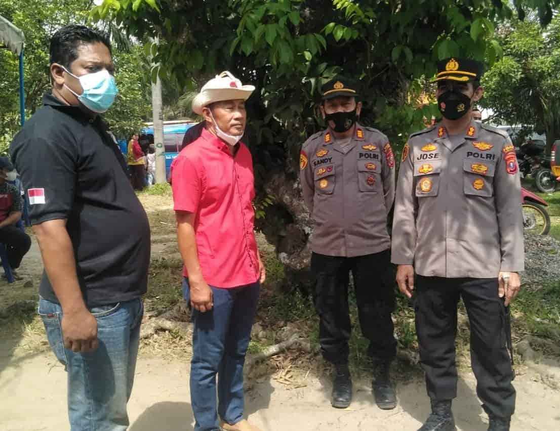 Kapolres Batu Bara, AKBP Jose DC Fernandes dan Ketua PAC PDIP Air Putih, Suhendri, Kapolsek Indrapura AKP Sandy saat dilokasi gebyar pasar murah. Jumat (01/04/2022). (Foto/Istimewa).