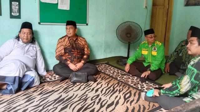 Abdul Rani saat kunjungan ke Pondok Pesantren (Mengenakan Kemeja Batik Coklat). (Foto/Ist).
