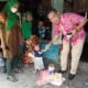 Wong Chun Sen saat beri bantuan. (Foto/Ist).