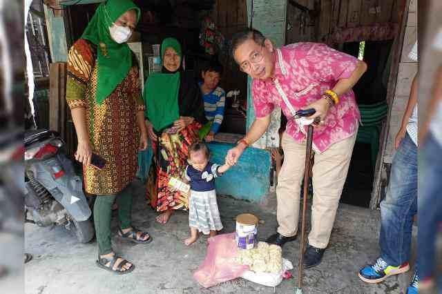 Wong Chun Sen saat beri bantuan. (Foto/Ist).