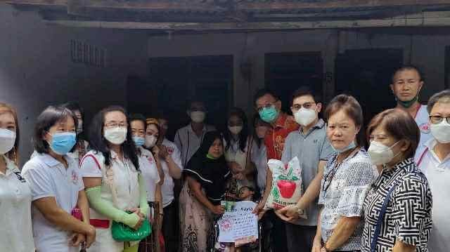 Wong Chun Sen bersama warga. (Foto/Ist).